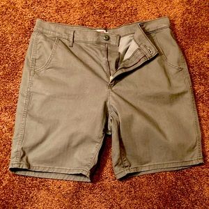 SHORTS. LEVI’S WOMEN SIZE 31 NWOT. LIGHT OLIVE GREEN. 4 POCKETS